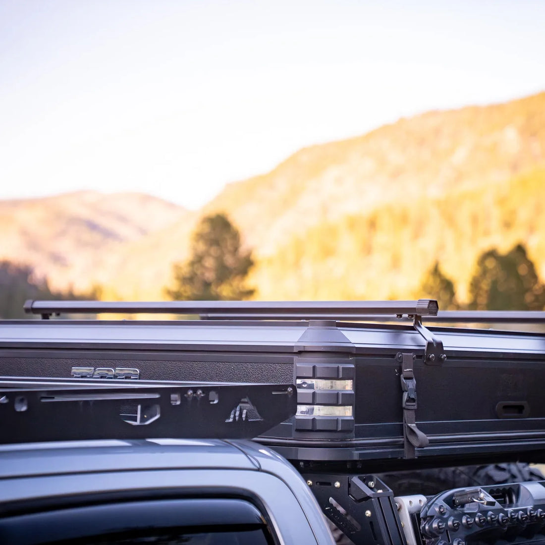 Free Spirit Kali crossbars mounted on a Kali rooftop tent