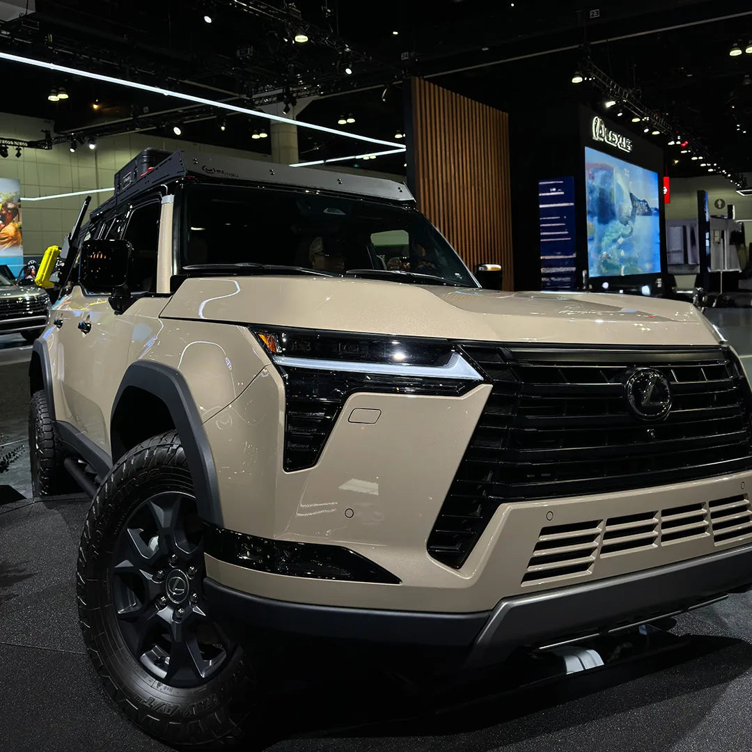 Lexus GX550 with Prinsu Pro roof rack at an auto show