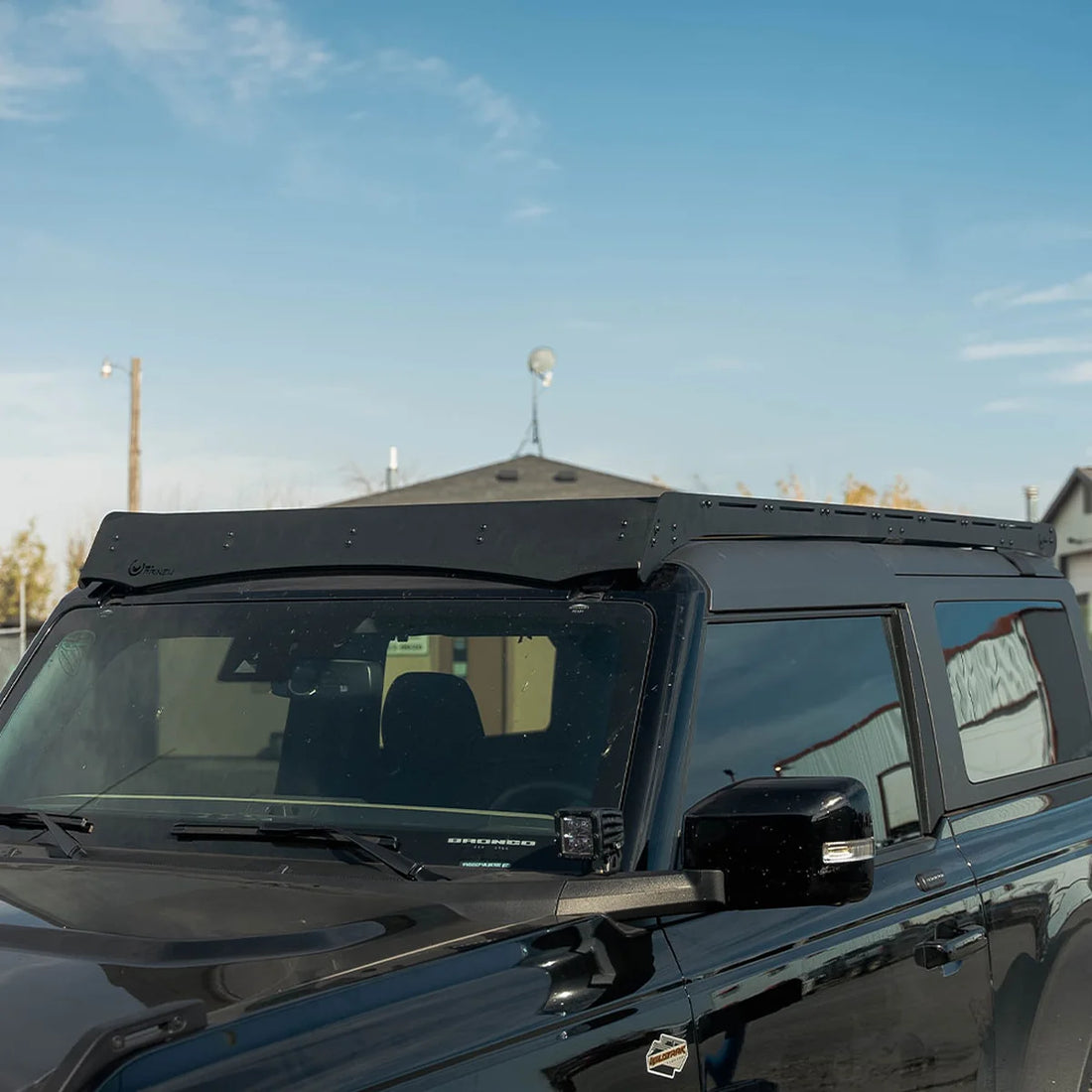 Prinsu Pro Ford Bronco 2-door hardtop roof rack installed, front angle