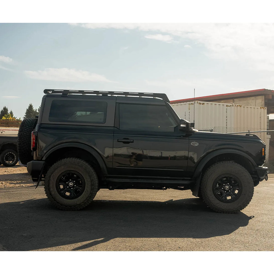 Side profile of Prinsu Pro rack on Bronco 2-door hardtop