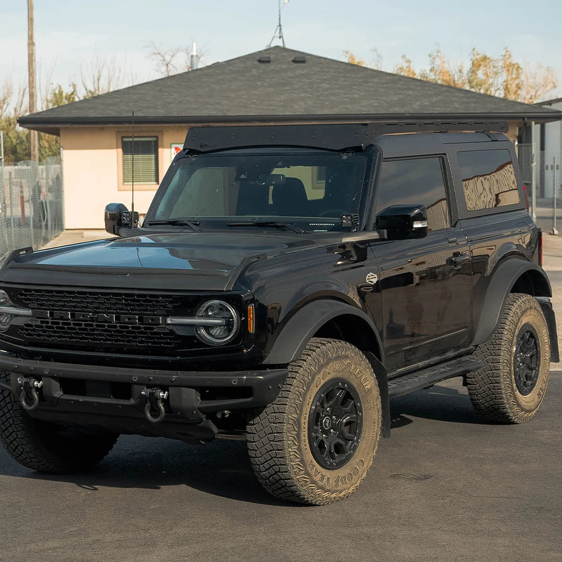Side profile of Prinsu Pro rack on Bronco 2-door hardtop