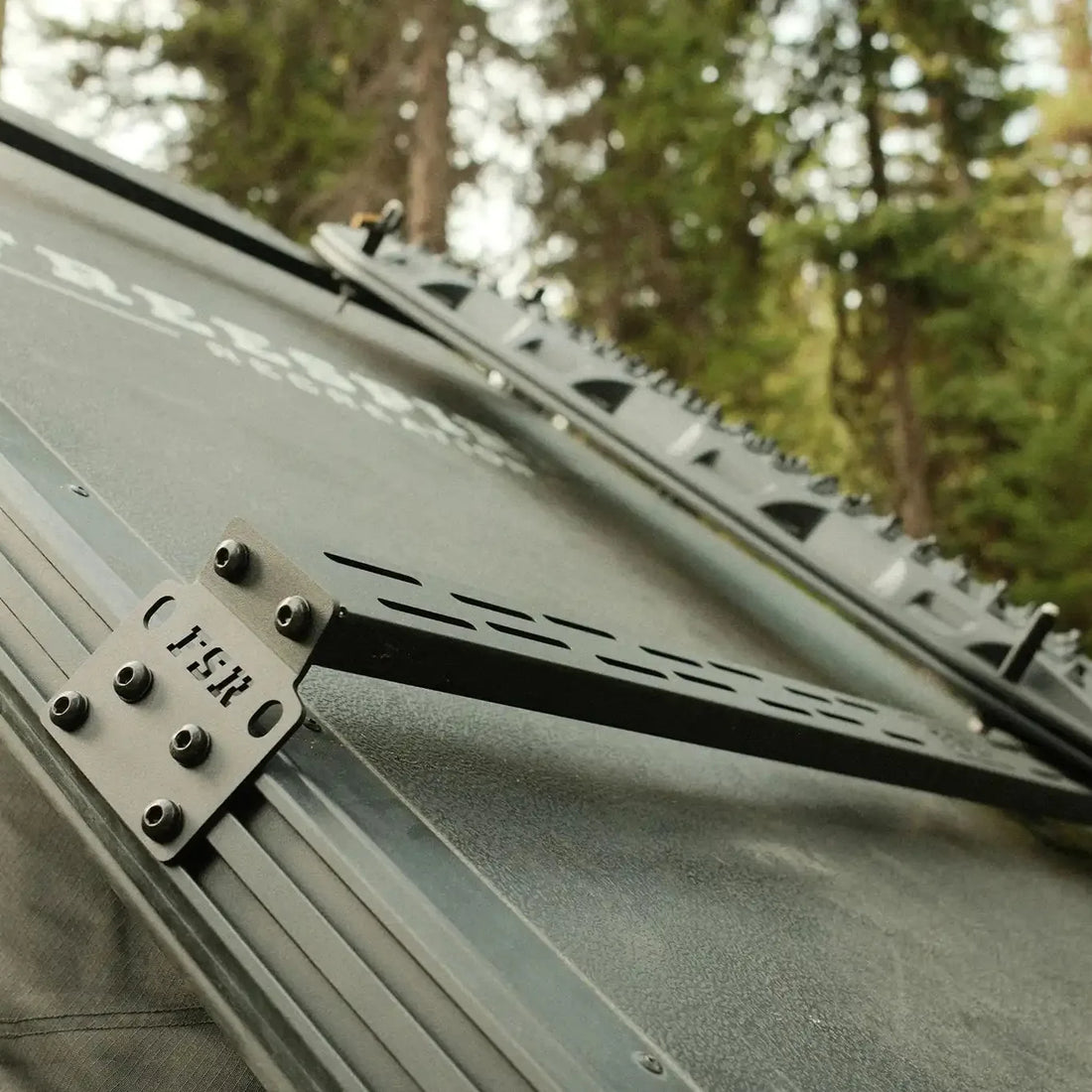 Mounting hardware on Free Spirit hard shell crossbars