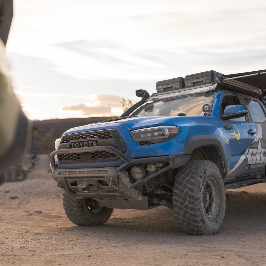 Toyota Tacoma 2005-2023 with Prinsu Pro aluminum cab platform