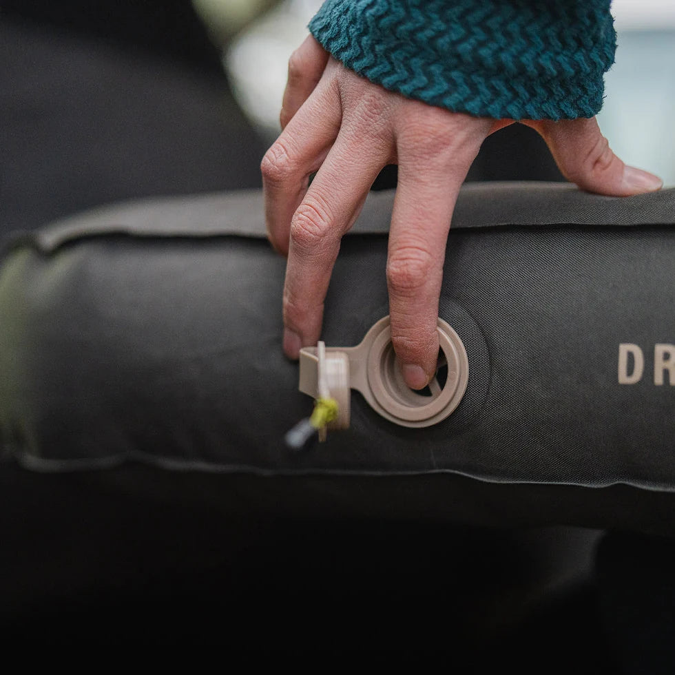Hand closing the valve on a Luno AIR Pro mattress