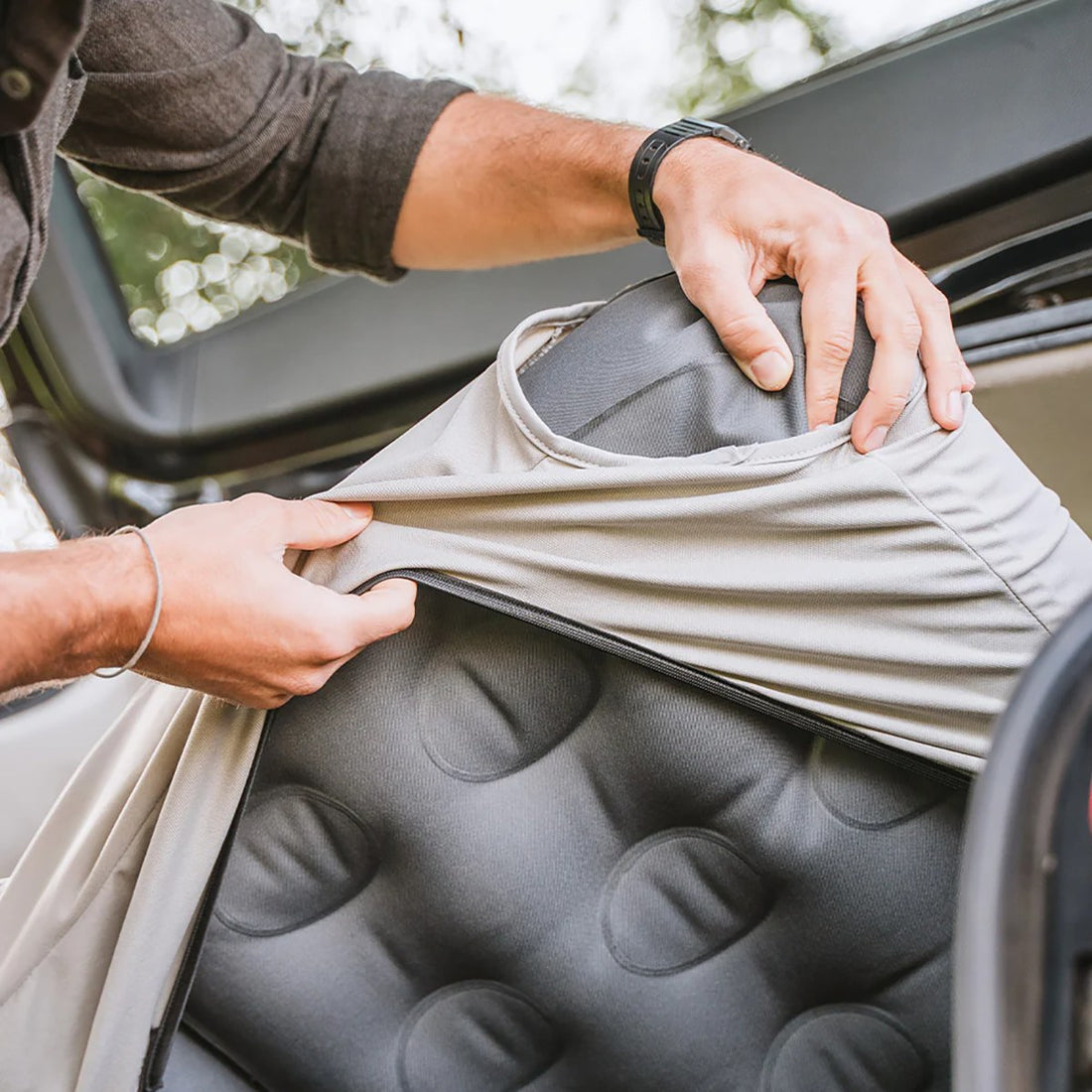 Luno fitted sheet on a compact or mid-size SUV vehicle mattress, view 3