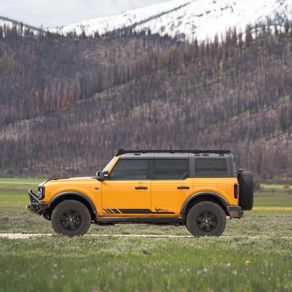 Side view of a 4-door Ford Bronco with Prinsu roof rack